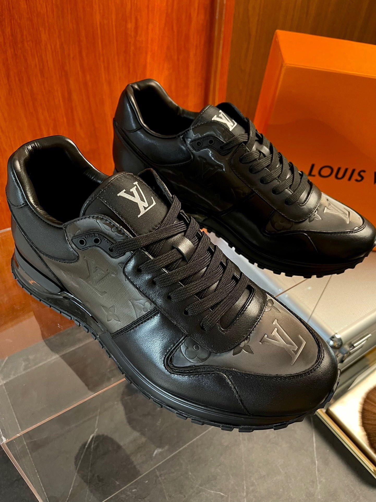 Louis Vuitton Run Away Sneakers - Zwart