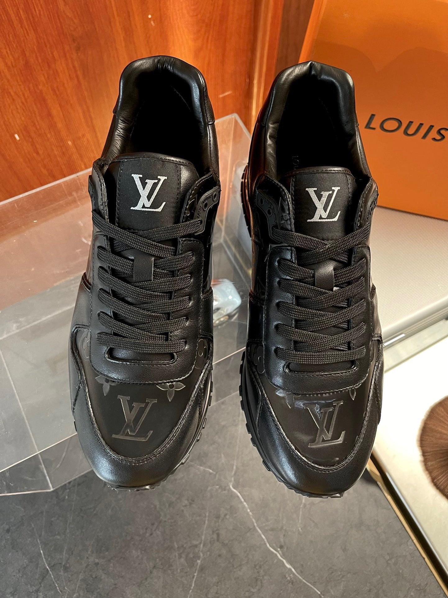 Louis Vuitton Run Away Sneakers - Zwart