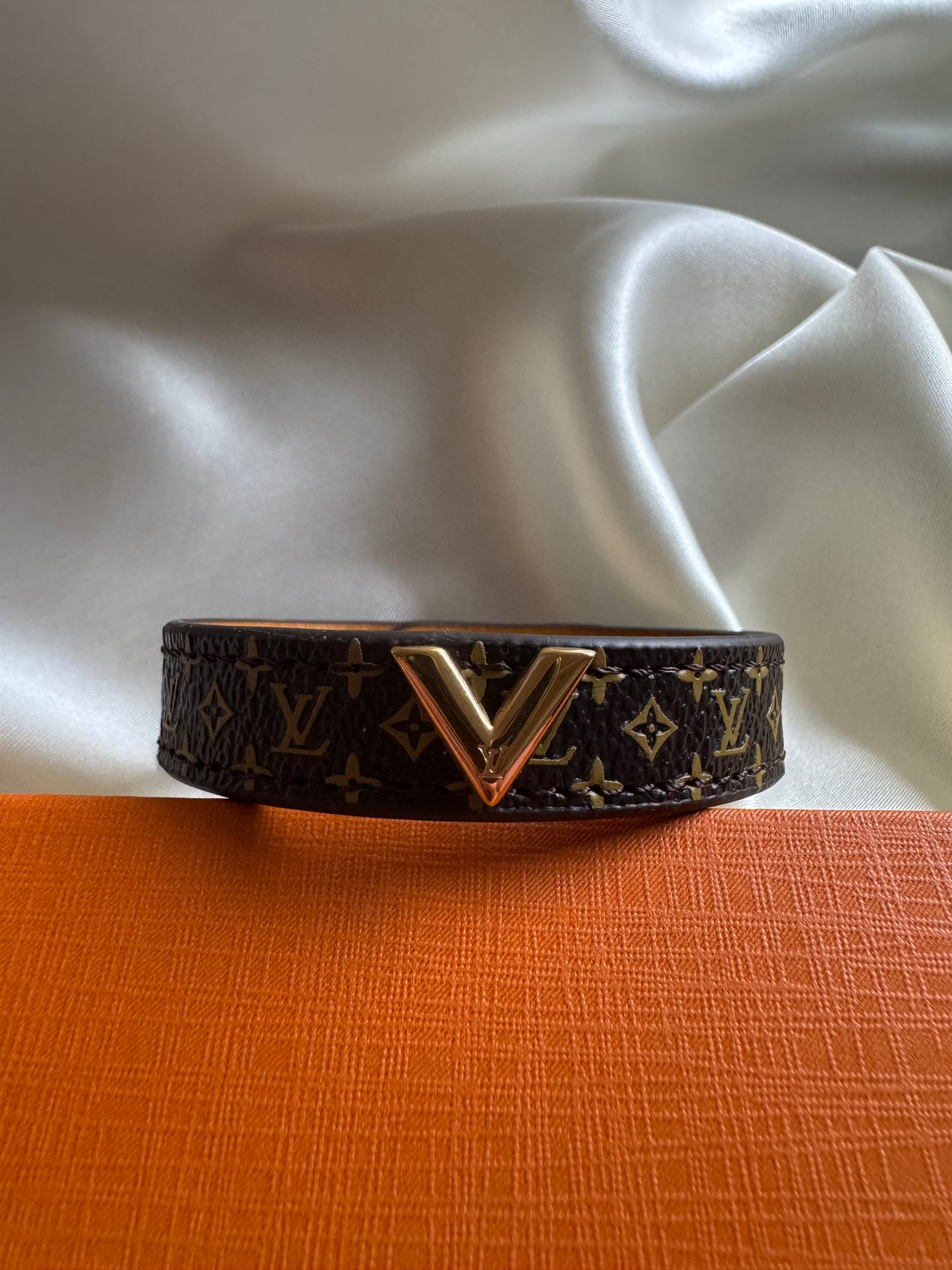 Louis Vuitton Essential V Bracelet - Monogram Canvas & Goudaccenten