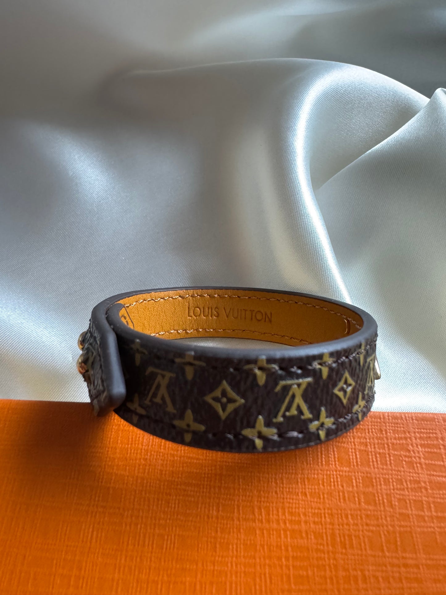 Louis Vuitton Essential V Bracelet - Monogram Canvas & Goudaccenten