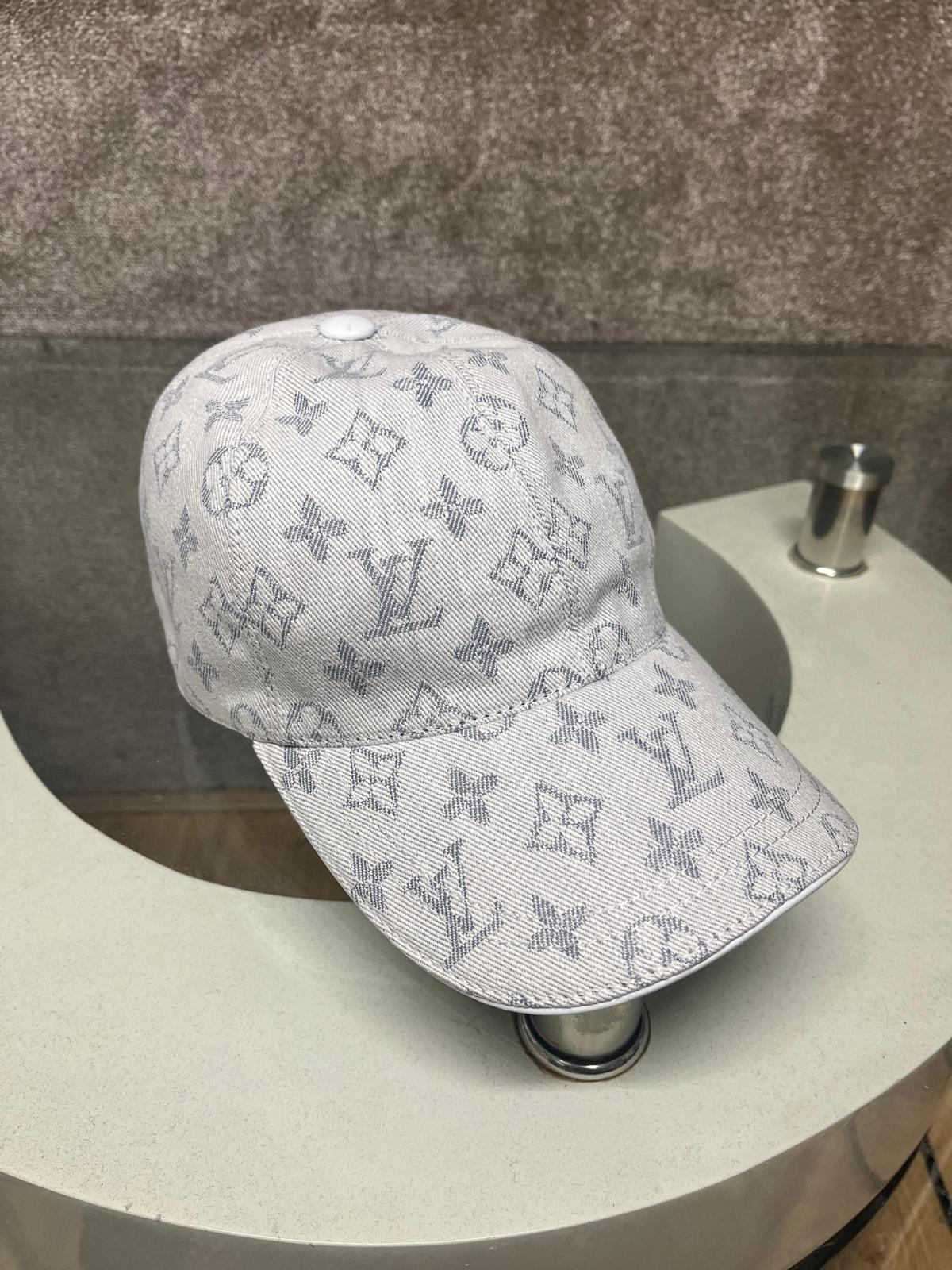 Louis Vuitton Monogram Pet -White